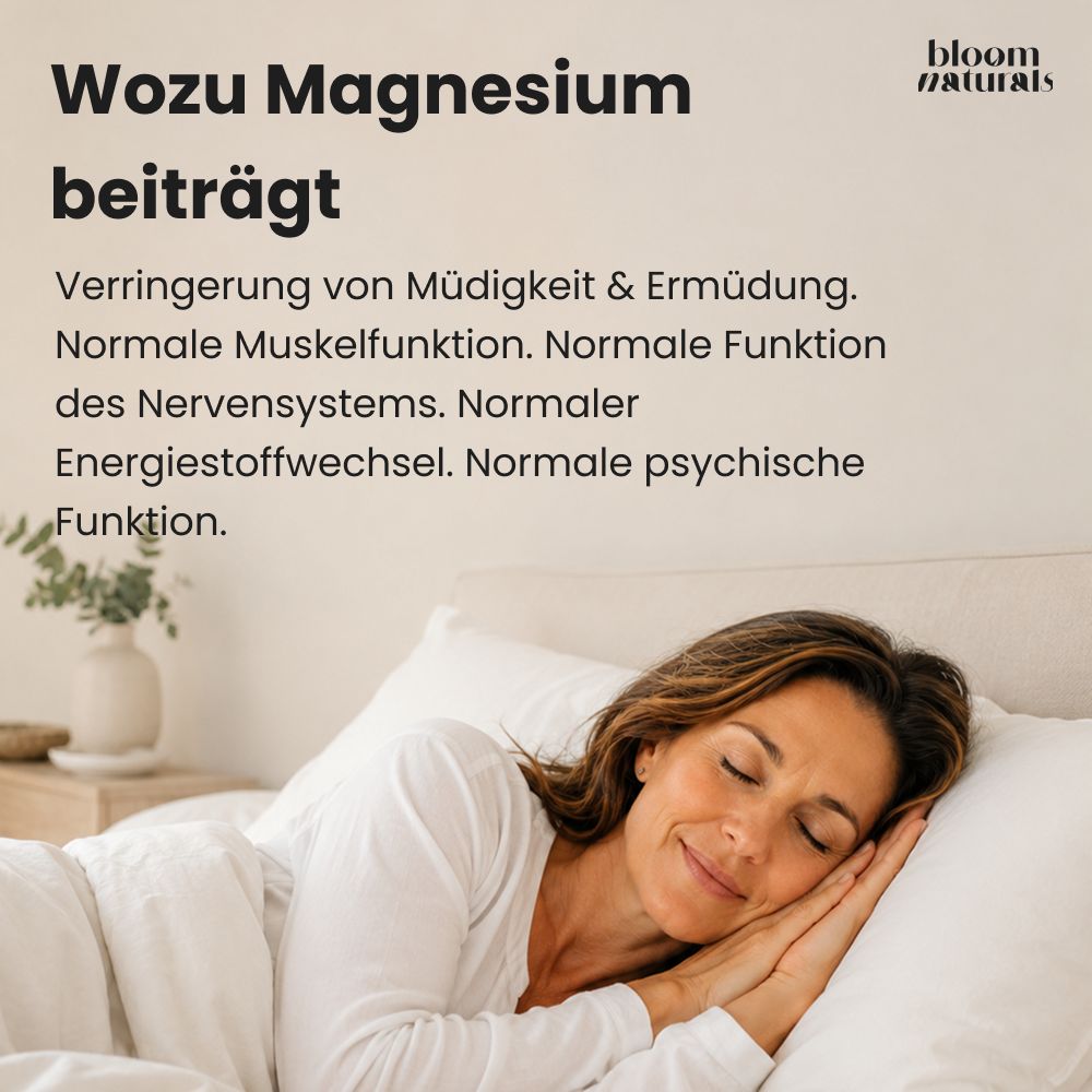 Frau schläft friedlich im Bett. Text über die positiven Auswirkungen von Magnesium.