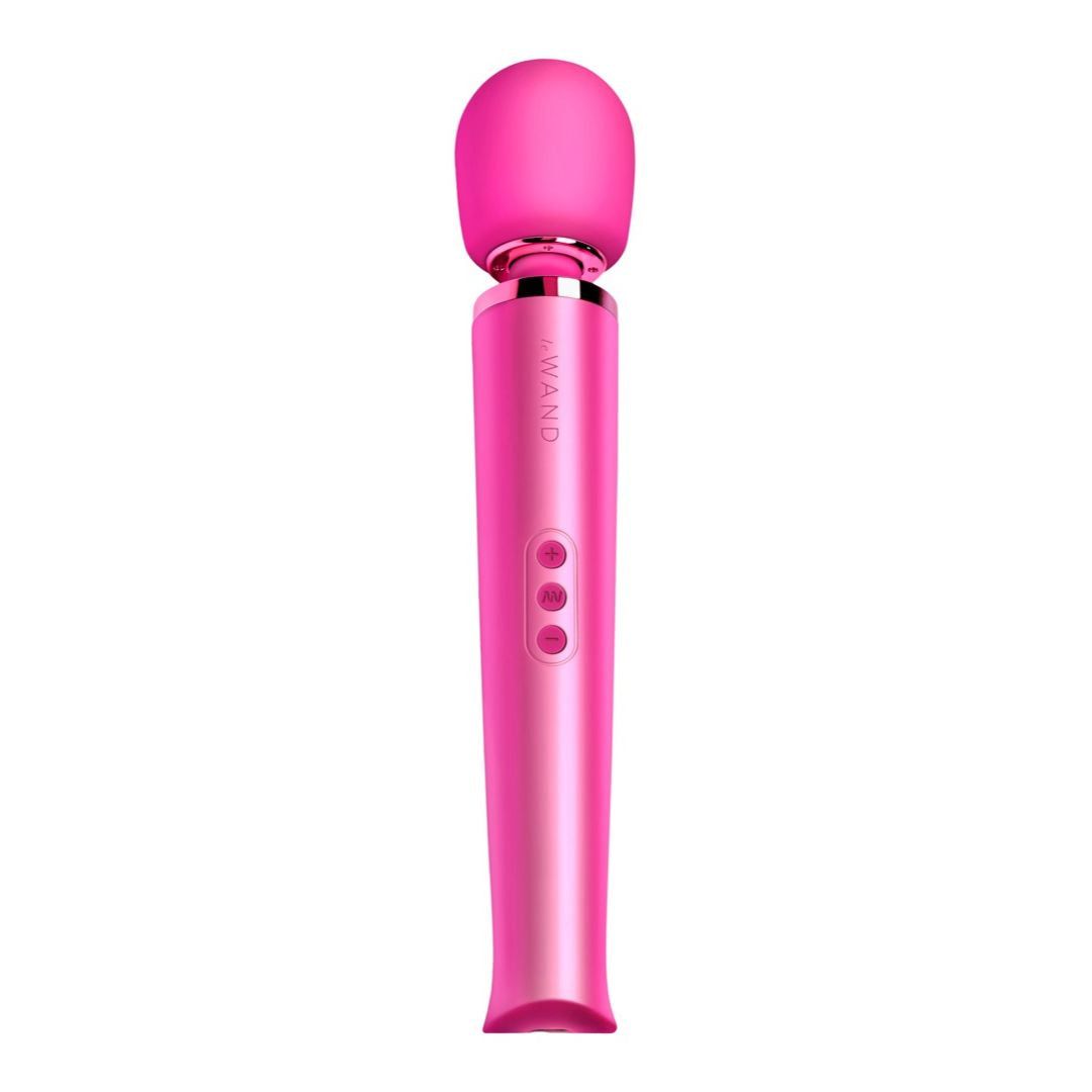 Magenta Massagegerät. Zylindrischer Griff mit drei Knöpfen. Abgerundeter Kopf. Marke "WAND" sichtbar.