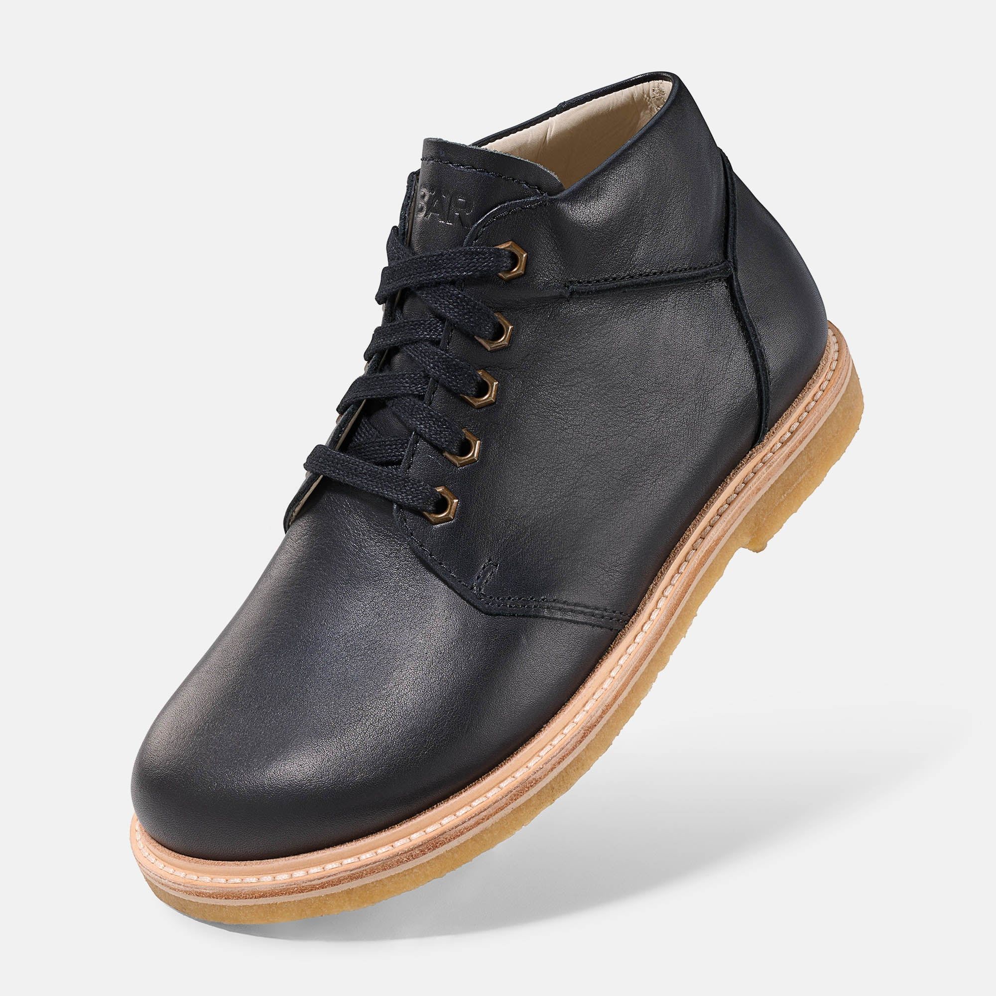 Schwarze Stiefelette mit Schnürung. Hellbraune Sohle. Leder. Perspektivische Ansicht.