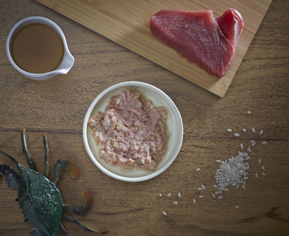 Draufsicht auf Thunfisch, Krabben, Reis und Soße auf Holz. Thunfischsteak, Krabbe, Reis und Soße in Schalen.