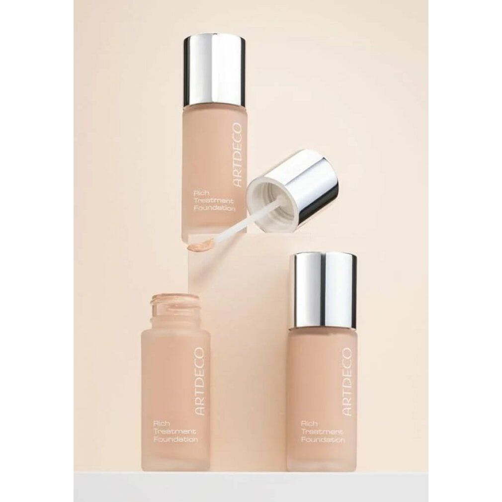 Artdeco Rich Treatment Foundation Flaschen, eine geöffnet. Silberne Deckel, Schriftzug. Produkt in verschiedenen Winkeln.