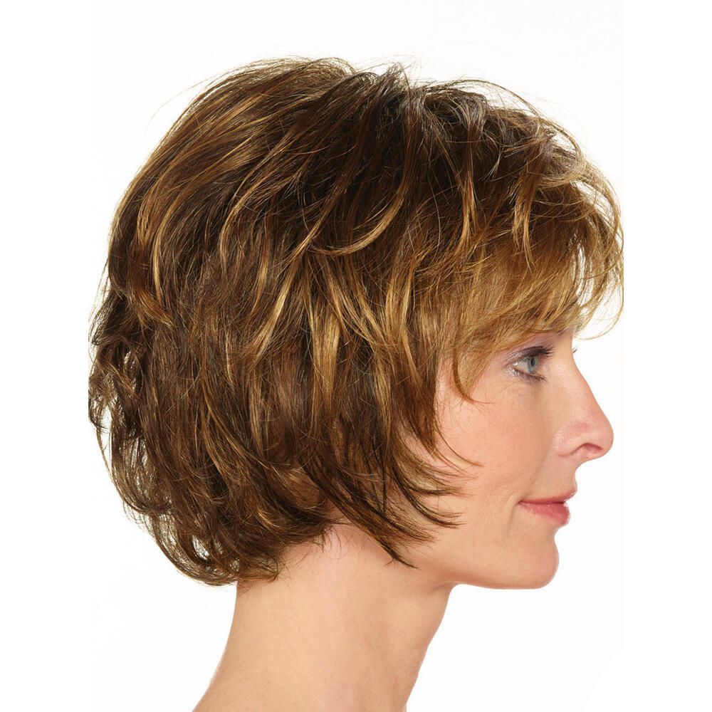 Perücke Michelle von Lofty. Kurze, braune Kunsthaarperücke mit gewellter Struktur. Seitenansicht einer Frau.