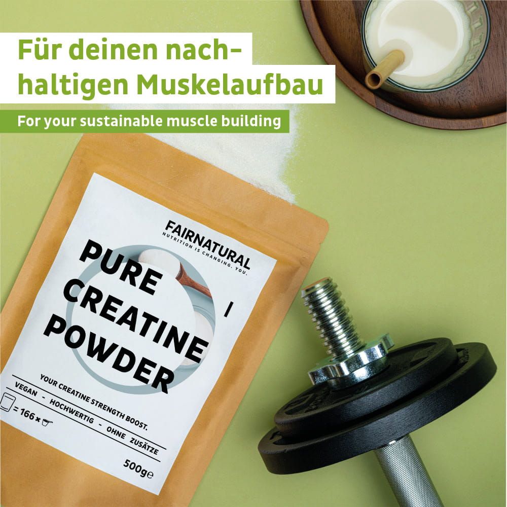FAIRNATURAL Kreatin Pulver 500g Packung neben Hantel und Glas Milch.