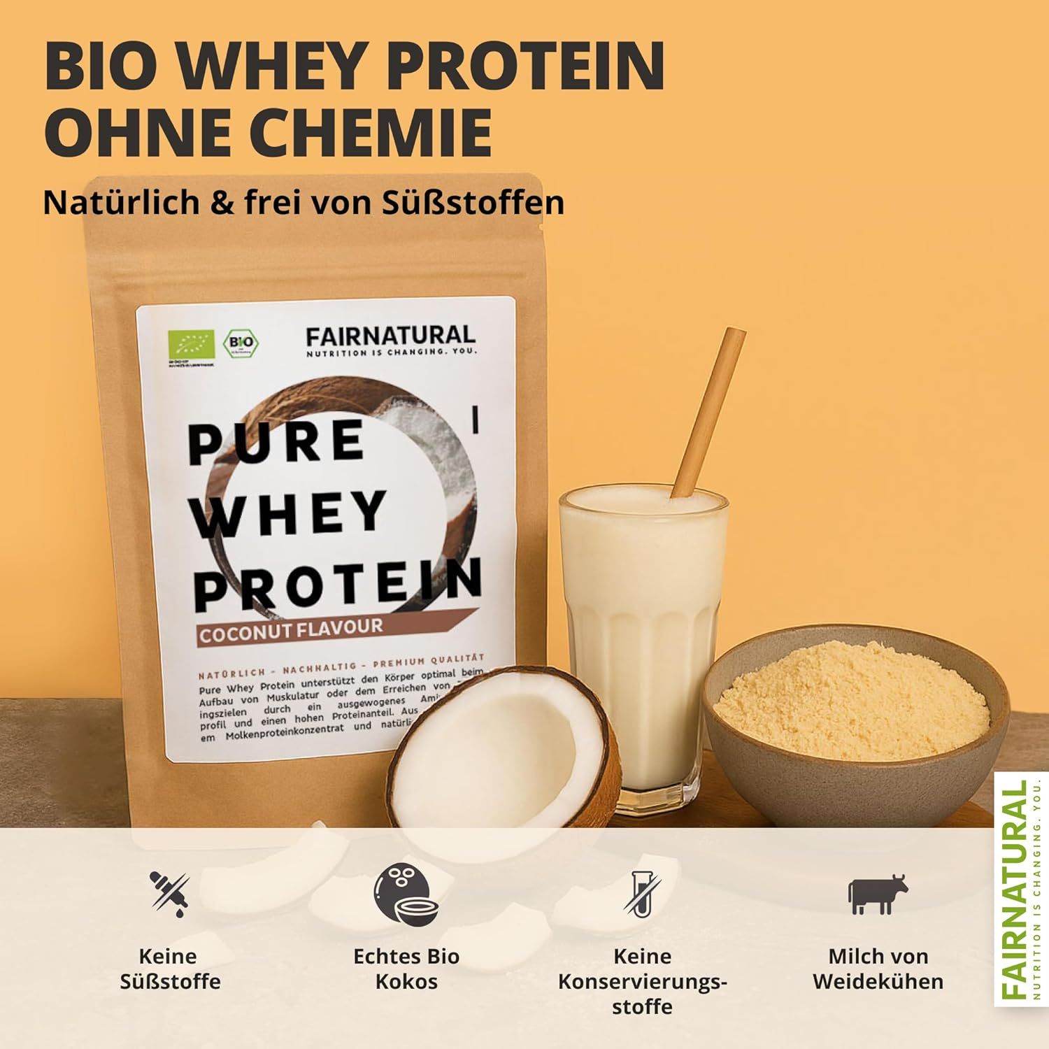 Beige Verpackung mit FAIRNATURAL Bio Whey Protein. Kokosnuss, Glas mit Shake, Schüssel mit Pulver. Text: Keine Süßstoffe, Bio Kokos.