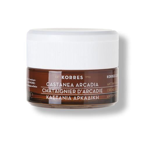Braune Creme in einem Glas mit weißem Deckel. Aufschrift: KORRES, Castanea Arcadia, Anti-Falten Creme.