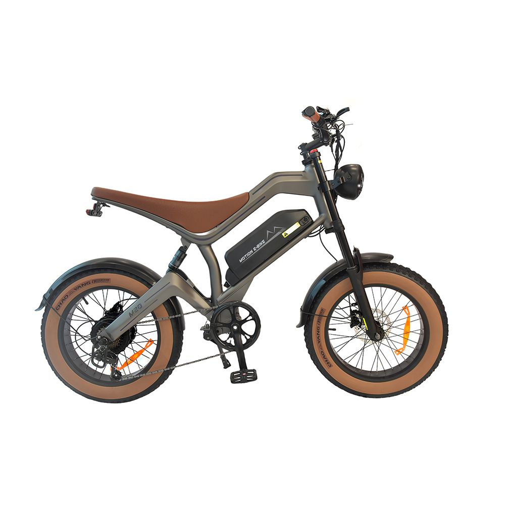 Graue Elektrodirtbike mit braunem Sattel und Reifen. Schwarze Details, Scheinwerfer und Batterie. Auf weißem Hintergrund.