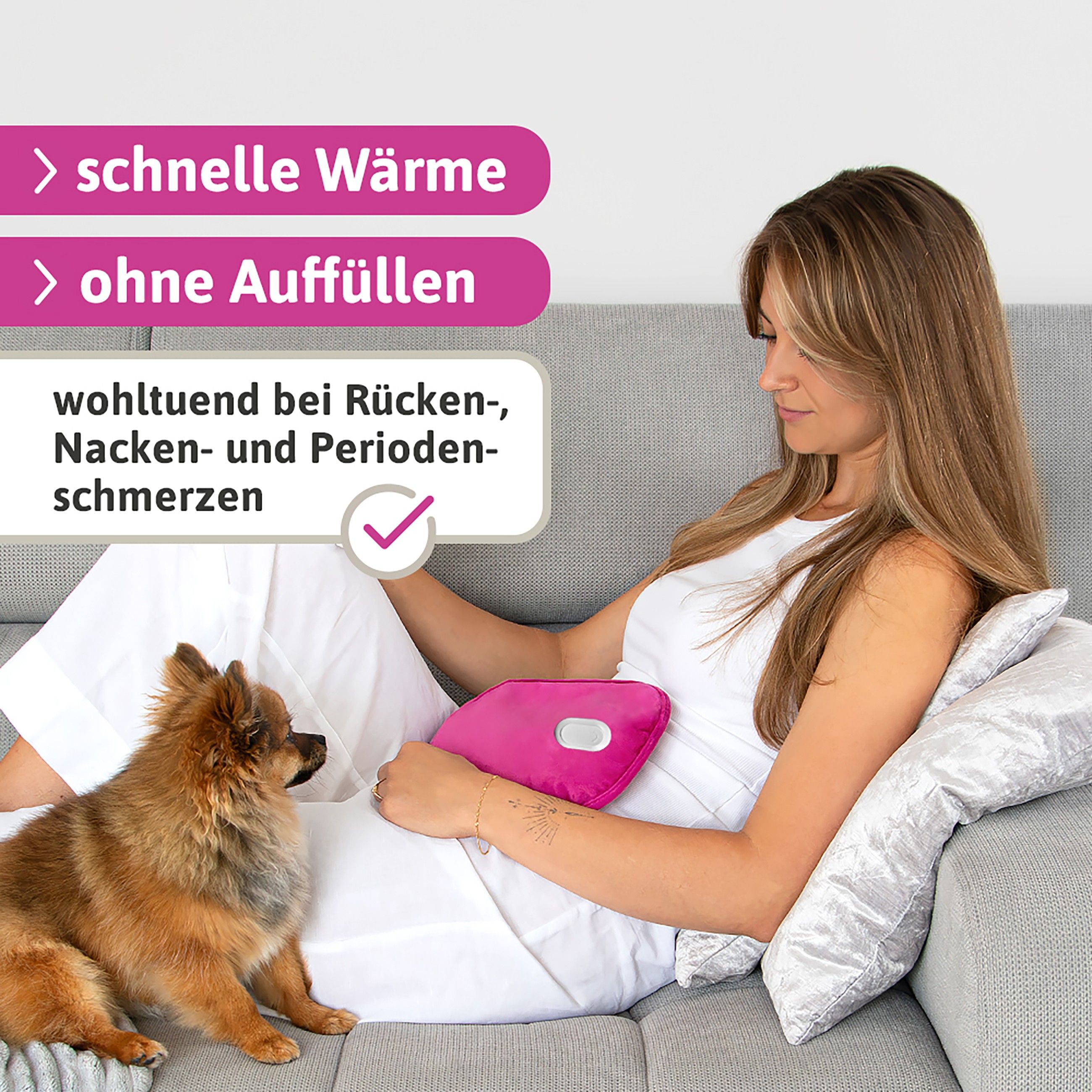 Frau sitzt auf Sofa mit pinkfarbener Wärmflasche. Kleiner Hund daneben. Text: schnelle Wärme, ohne Auffüllen.