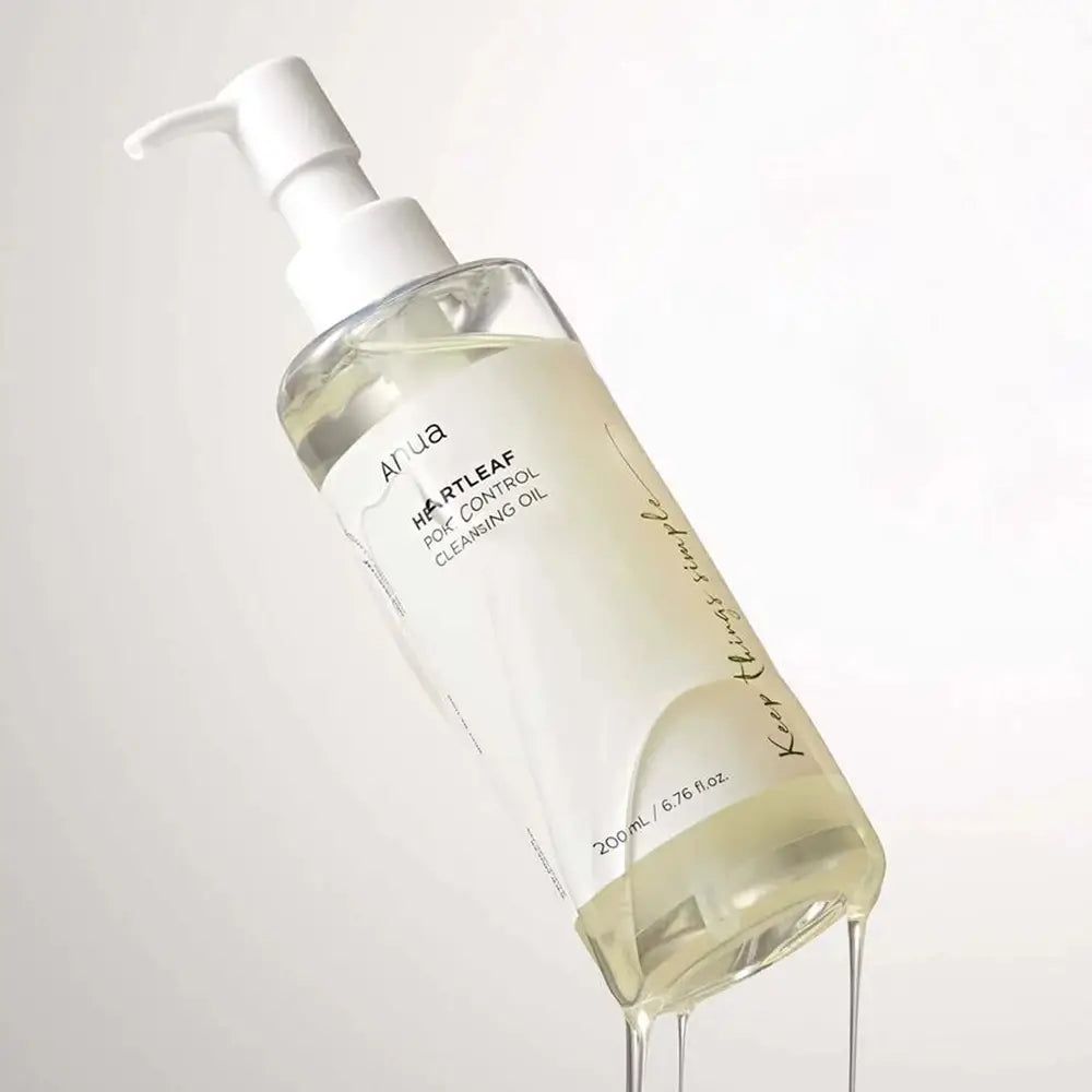 Flasche mit Pumpe, Flüssigkeit tropft. Aufschrift: Anua Heartleaf Pore Control Cleansing Oil. Volumen: 200 ml.