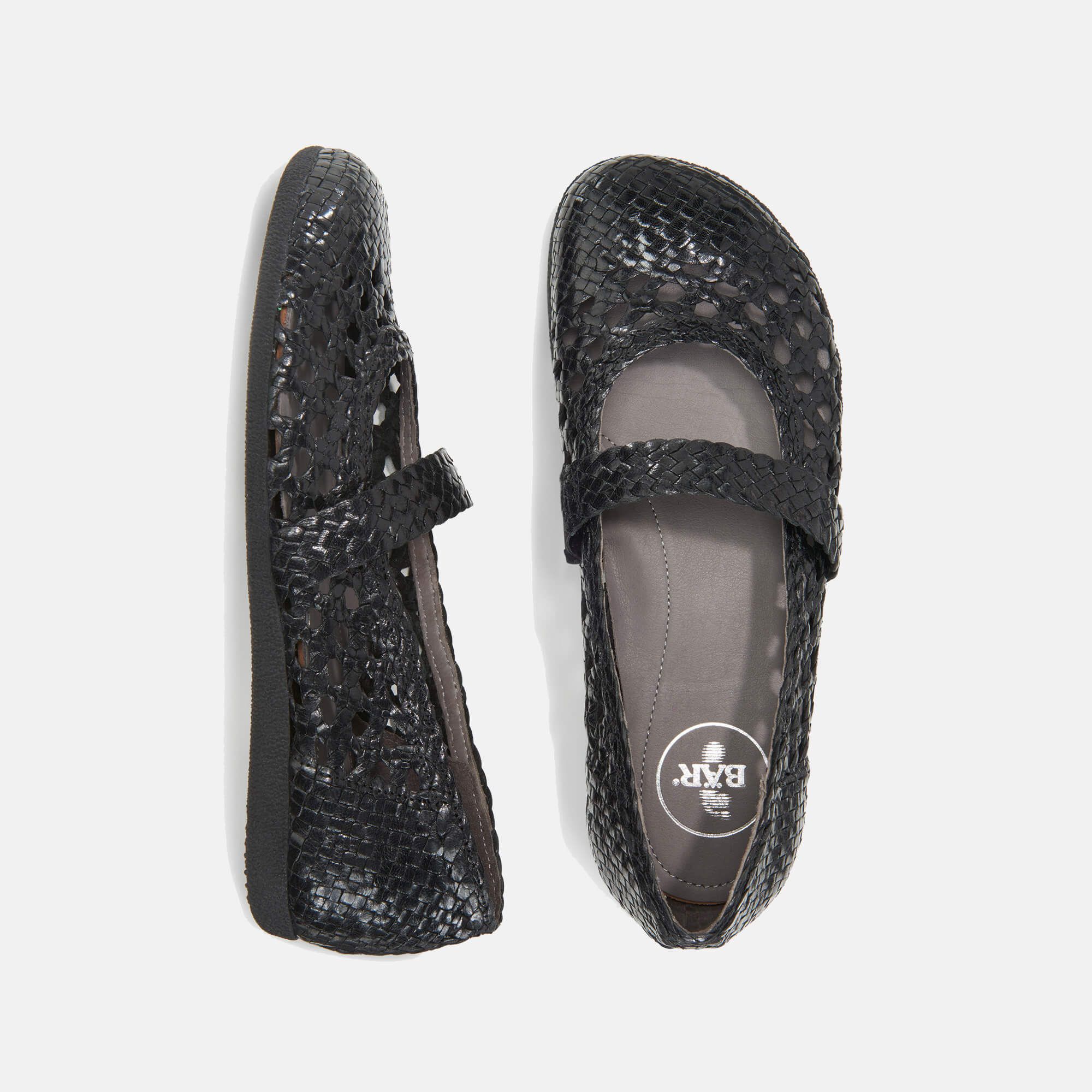 Draufsicht auf zwei schwarze BÄR Schuhe Monica Damen Ballerinas. Ein Schuh mit Riemen, der andere ohne. Breit.