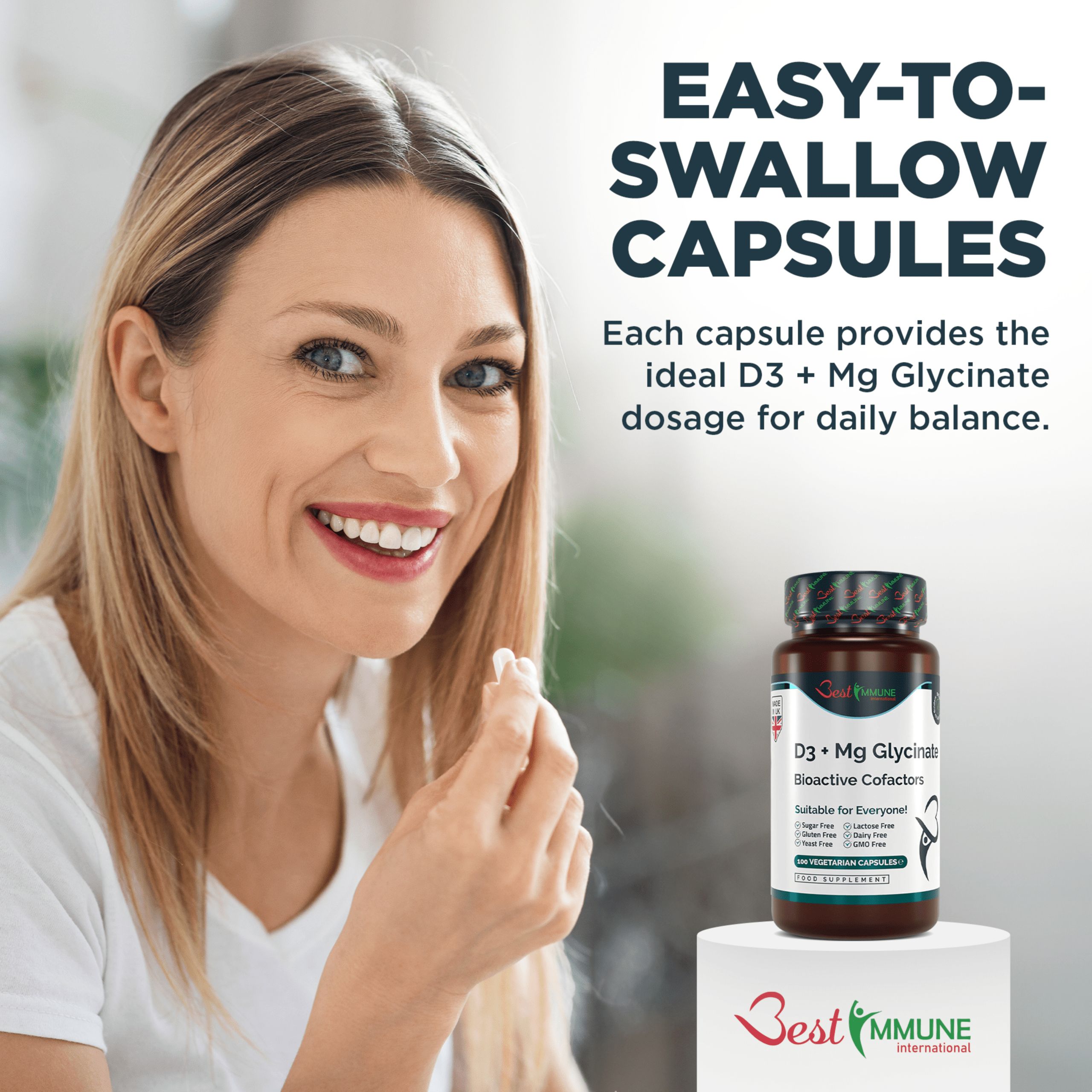 Frau hält Kapsel. Flasche mit Kapseln auf Podest. Aufschrift: D3 + Mg Glycinat. Easy-to-swallow capsules.