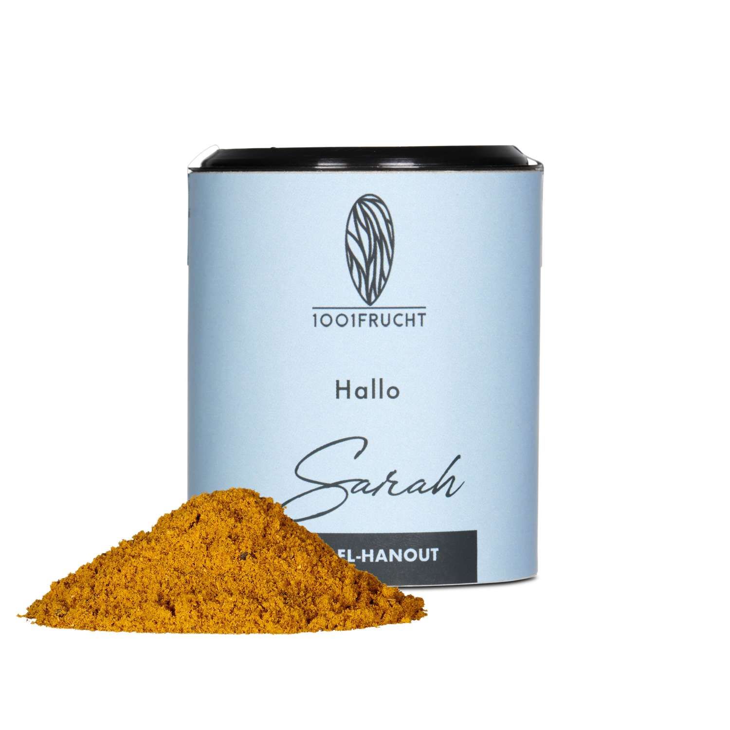 Zylindrische Dose mit schwarzem Deckel. Aufschrift "1001Frucht", "Hallo", "Sarah" und "Ras el Hanout". Daneben ein Haufen Gewürz.