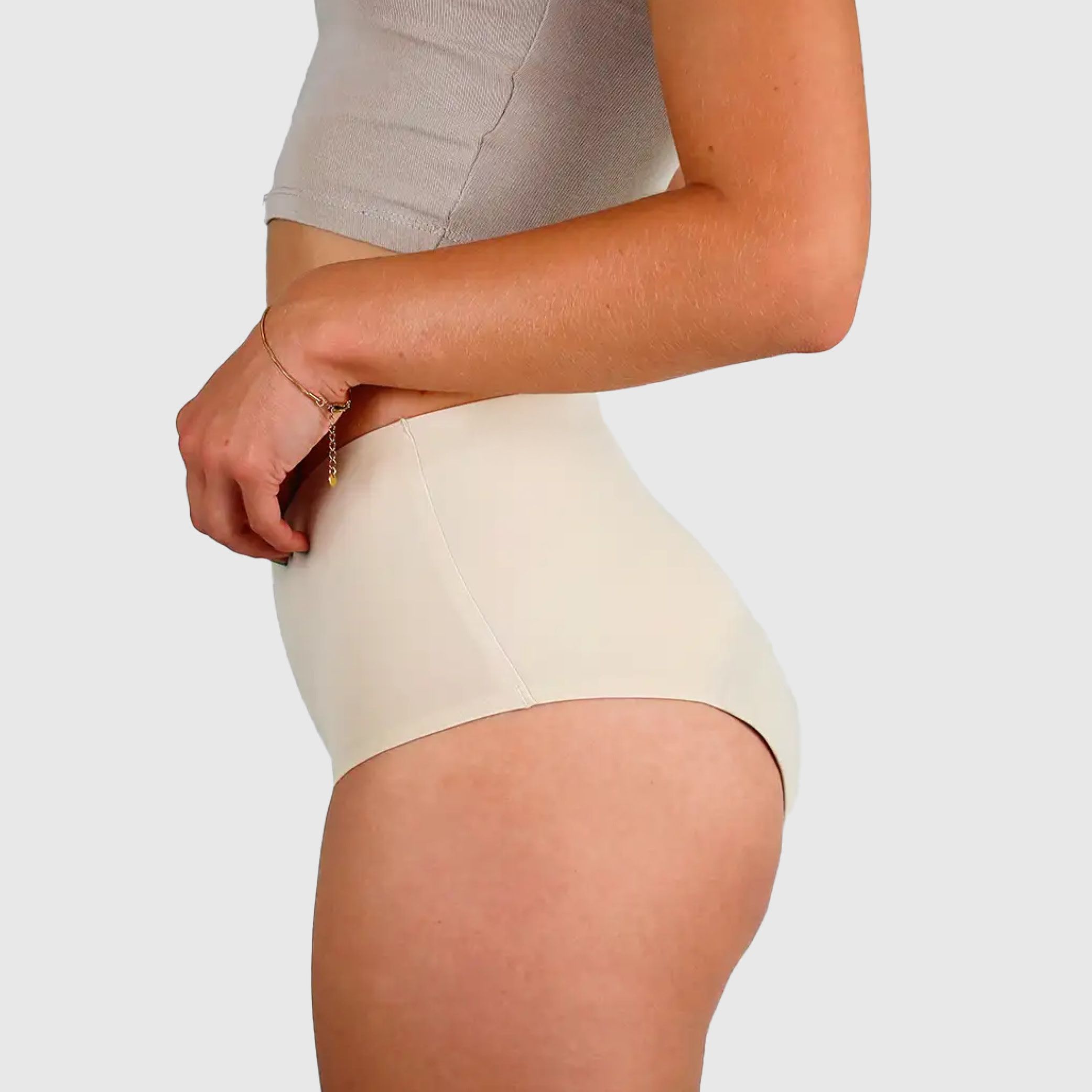 Seitenansicht einer hautfarbenen High Waist Periodenunterwäsche aus nahtlosem Material.