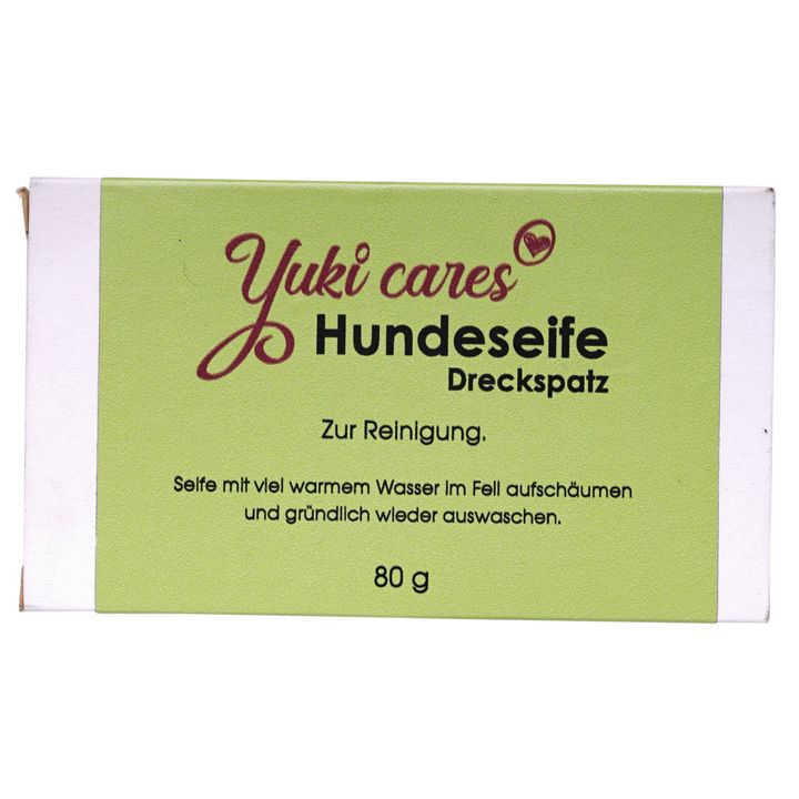 Grüne Seifenverpackung mit weißem Rand. Beschriftung: Yuki cares Hundeseife Dreckspatz, 80g. Text: Zur Reinigung. Seife mit warmem Wasser im Fell aufschäumen und auswaschen.