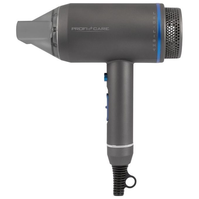 Asciugacapelli ProfiCare grigio con dettagli blu. L'apparecchio ha una potenza di 1800 W. L'asciugacapelli ha un'impugnatura, un corpo cilindrico e un ugello. Sul dispositivo sono indicati il marchio e i livelli di potenza.
