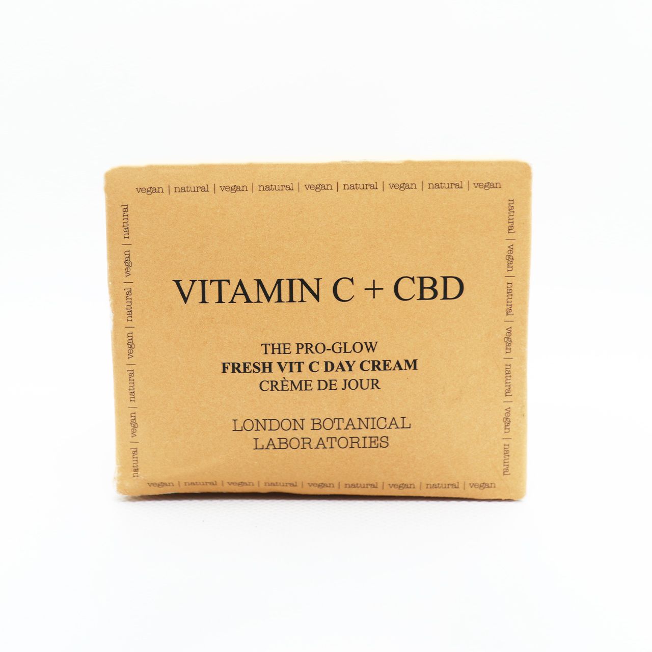 Karton. Aufschrift: Vitamin C + CBD, The Pro-Glow Fresh Vit C Day Cream, Crème de Jour. Marke: London Botanical Laboratories. Vegan, natürlich, tierversuchsfrei.