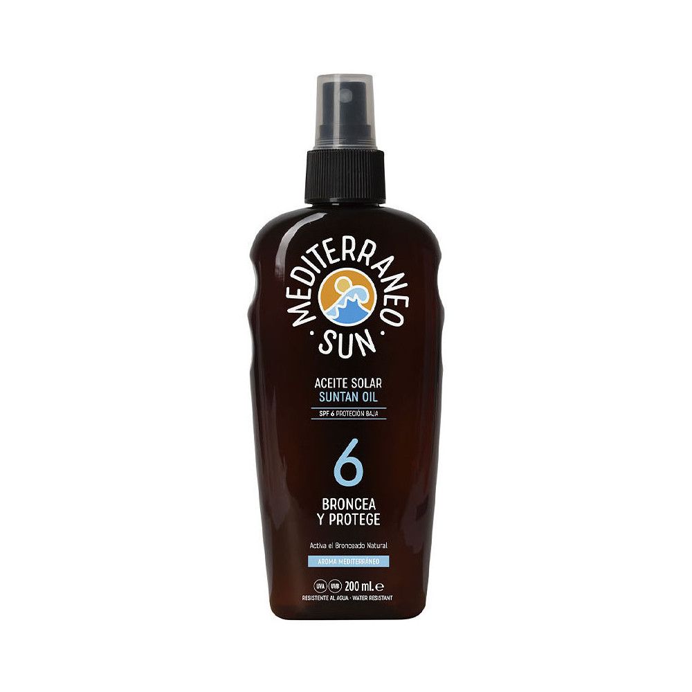 Braune Flasche mit Sprühkopf. Aufschrift: Mediterraneo Sun, Aceite Solar Suntan Oil, 6, Broncea y Protege. SPF 6.