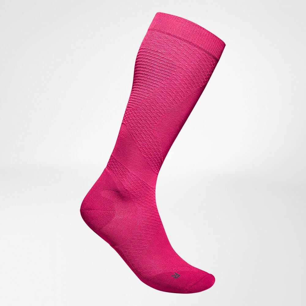 Pinker Kompressionssocke mit Wabenmuster und Verstärkung an Ferse und Zehen.