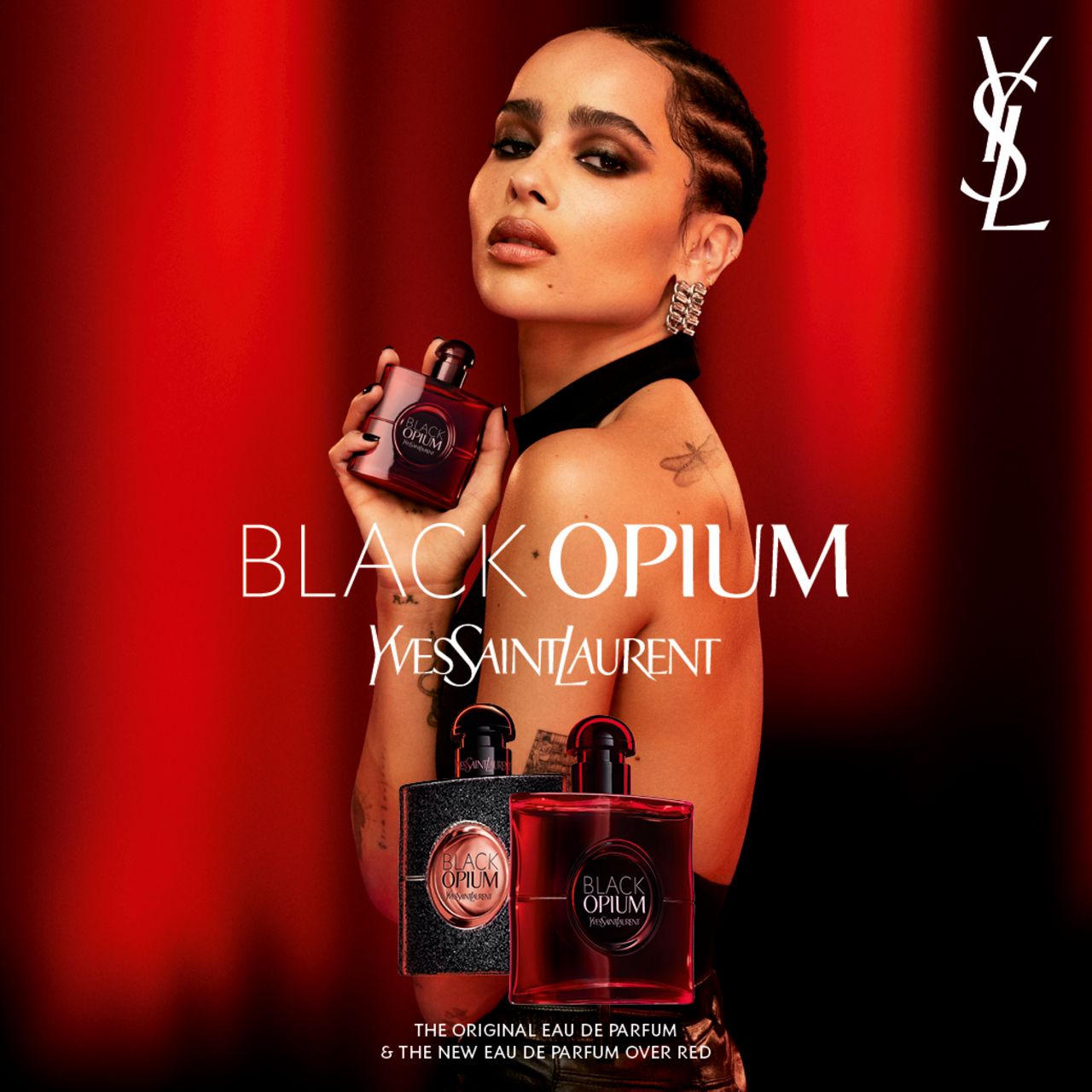 Werbebild mit Model und Parfümflaschen. Text: BLACK OPIUM Yves Saint Laurent. The Original Eau de Parfum & The New Eau de Parfum Over Red.
