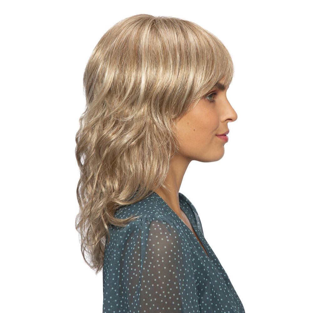 Perücke mit Pony und gewelltem Haar. Blond mit helleren Strähnen. Seitenansicht.