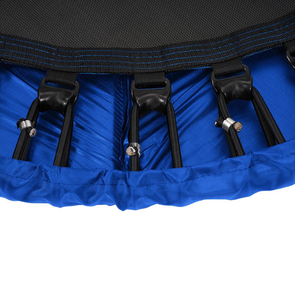 Nahaufnahme des Trampolinrands. Blauer Rand, schwarze Sprungfläche, schwarze Gummibänder und Halterungen.