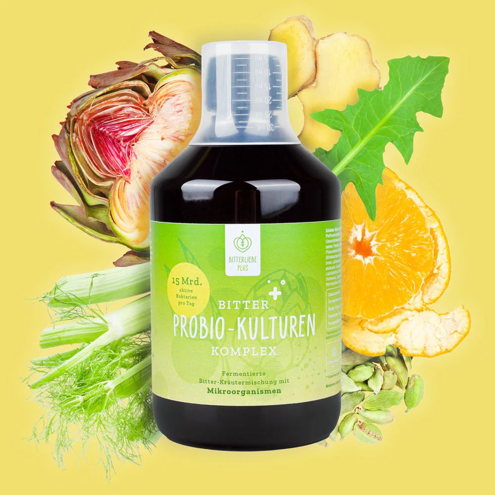 Flasche mit grünem Etikett, daneben Artischocke, Fenchel, Orange, Kardamom. Aufschrift: Bitter Probio-Kulturen Komplex. 15 Mrd. aktive Kulturen pro Tag.