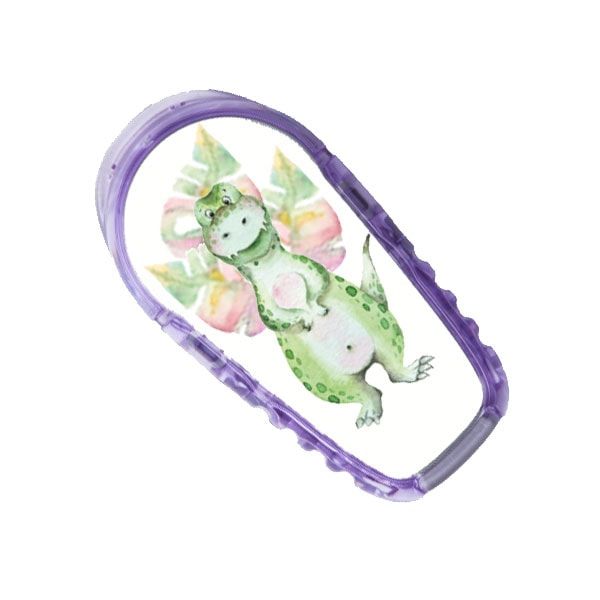 Ein Aufkleber mit einem Dinosaurier-Motiv in einem lila Rahmen. Der Dinosaurier liegt auf dem Rücken.