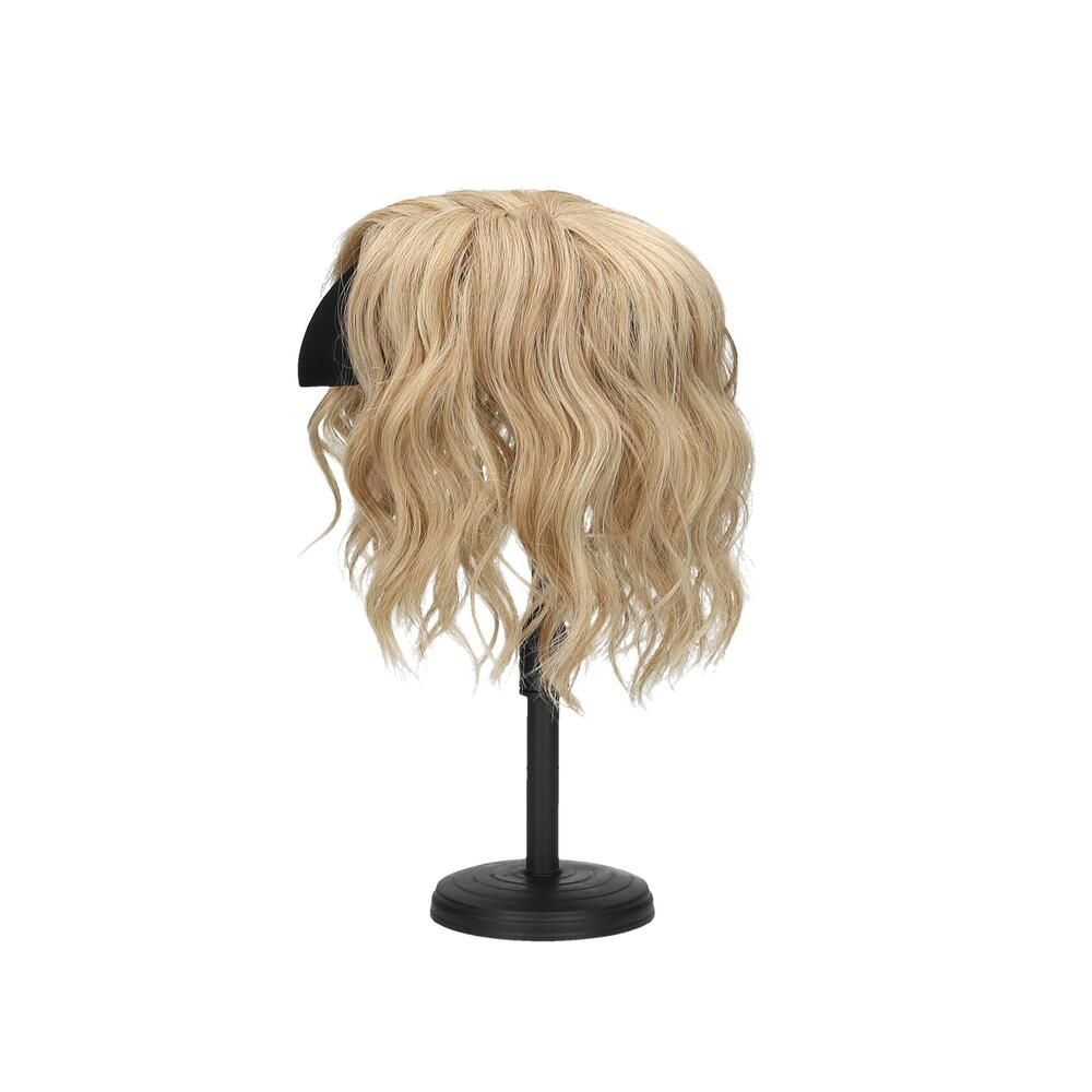 Blondes Haarteil auf einem schwarzen Ständer. Welliges Haar, das auf einem schwarzen Kopfstück befestigt ist.