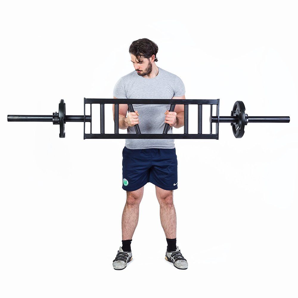 Schwarze Langhantelstange mit mehreren Griffen und Gewichtsscheiben. Mann hält die Stange in der Hand.