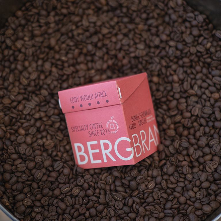 Rote Verpackung auf Kaffeebohnen. BERGBRAND Specialty Coffee. Eddy would Attack. Seit 2015.