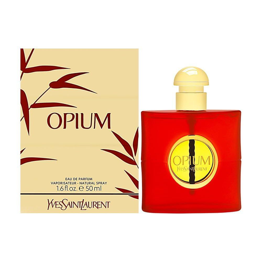 Roter Flakon mit goldener Kappe und goldener Etikette mit "Opium" und YSL-Logo. Beige Verpackung mit "Opium" und YSL-Logo.