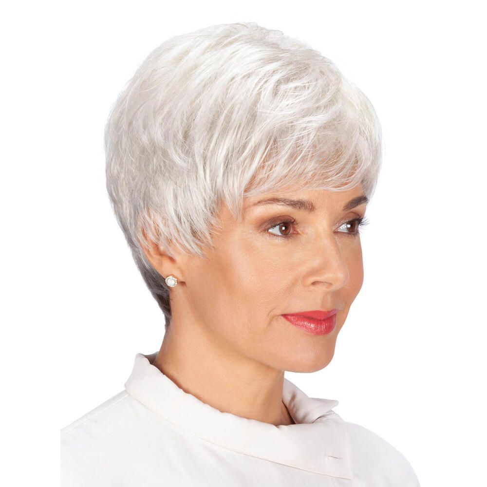 Kurzhaarperücke, graues Haar, Seitenansicht einer Frau. Sie trägt eine weiße Bluse. Ohrring.