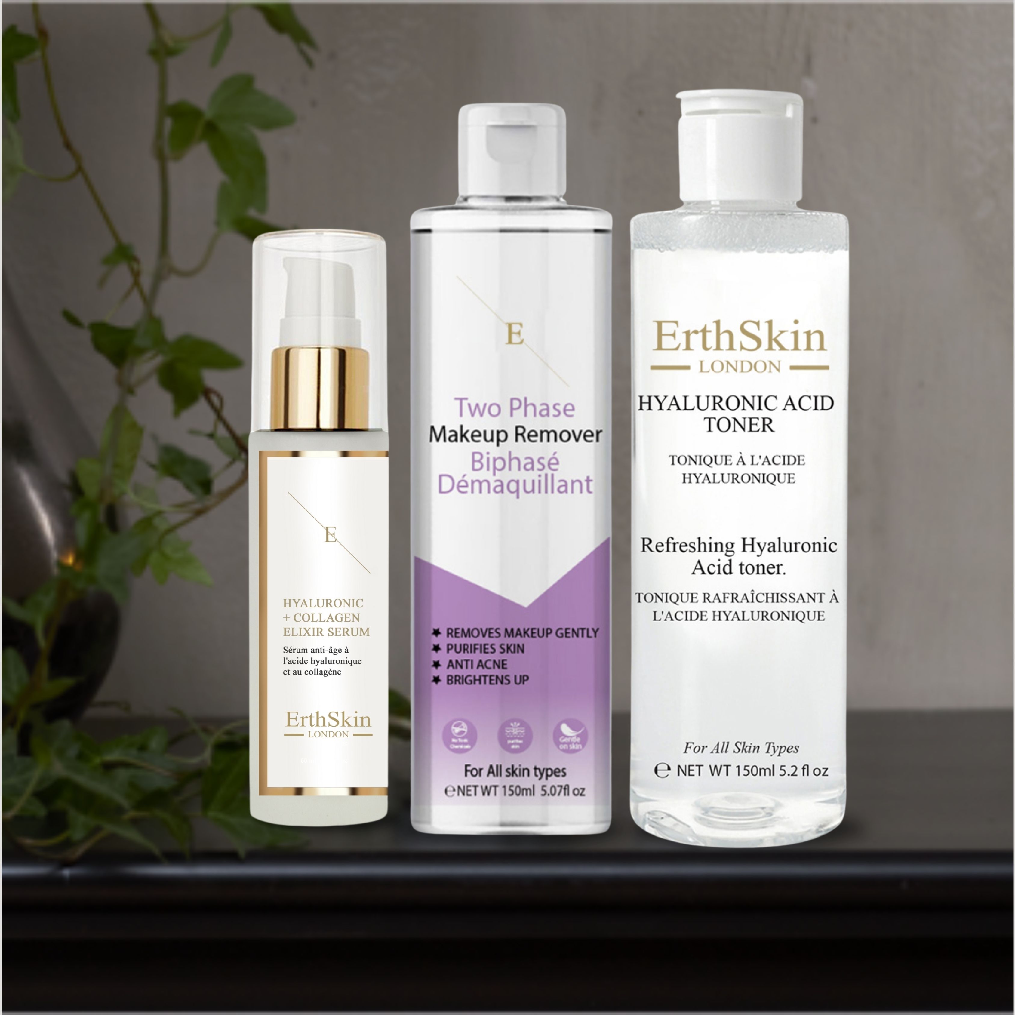 Drei ErthSkin London Produkte auf einer dunklen Oberfläche. Links Serum, Mitte Make-up-Entferner, rechts Toner. Hintergrund mit Pflanzen.