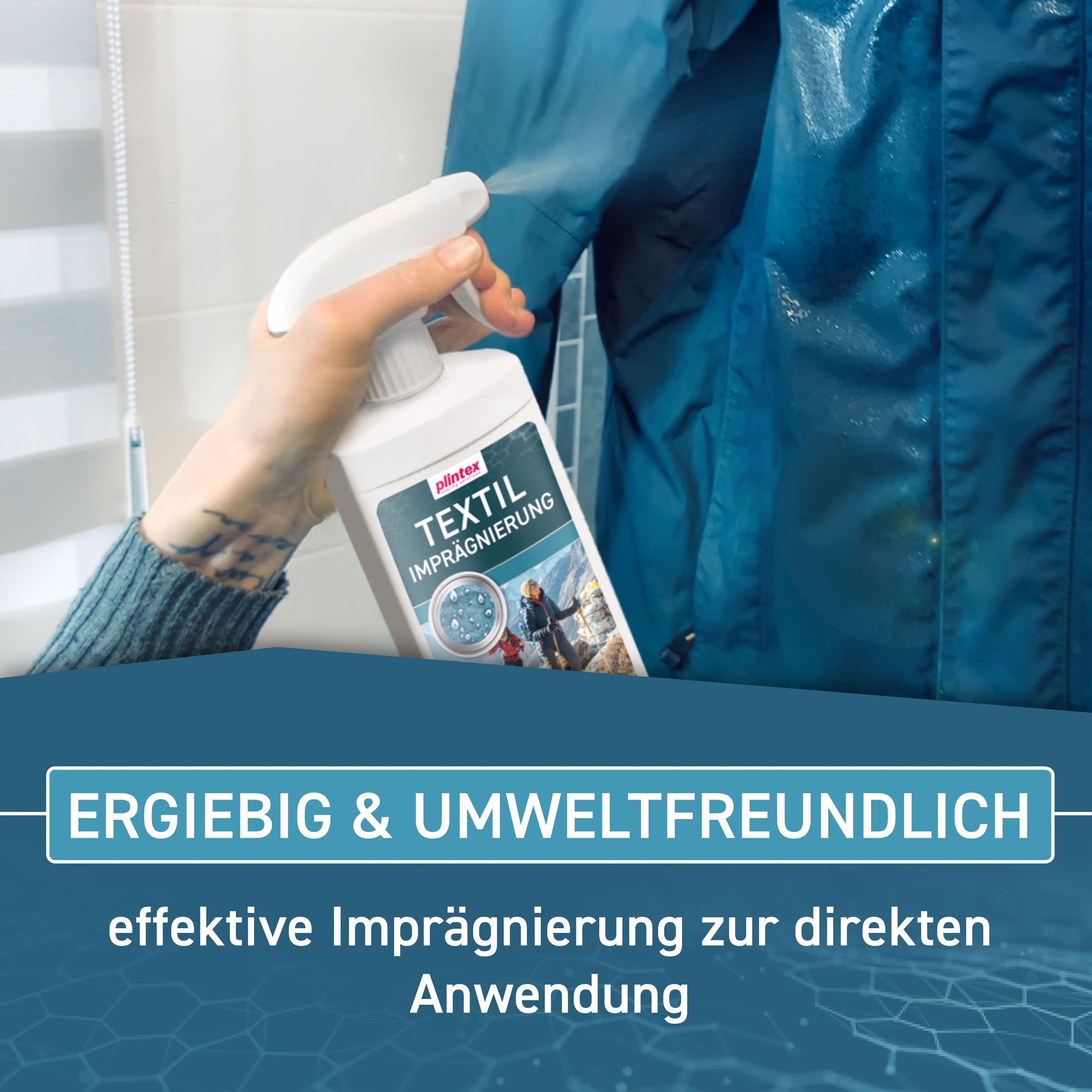 Hand sprüht PLINTEX Textil Imprägnierspray auf blaue Jacke. Aufschrift: Textil Imprägnierung. Text: Ergiebig & Umweltfreundlich, effektive Imprägnierung.