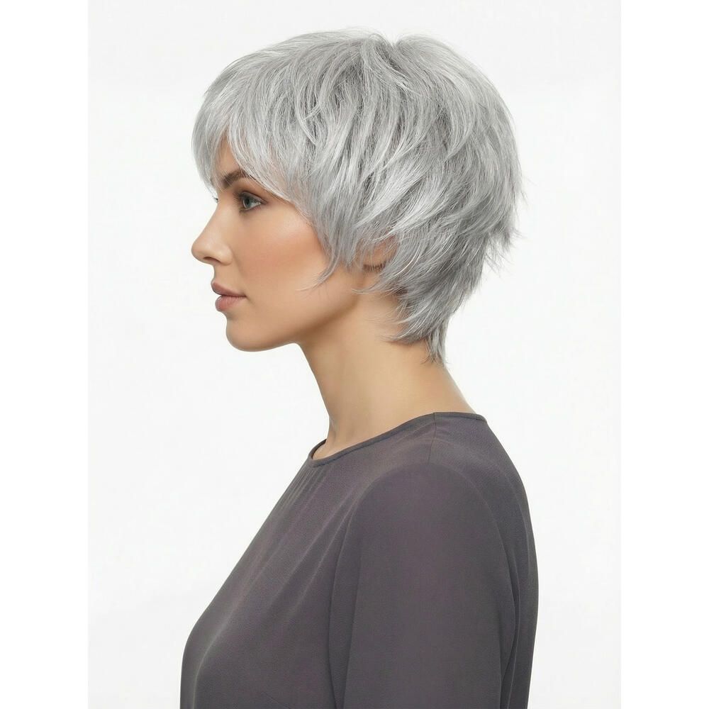 Perücke Mary von Lofty, graues Haar, kurze Frisur, Seitenansicht einer Frau.