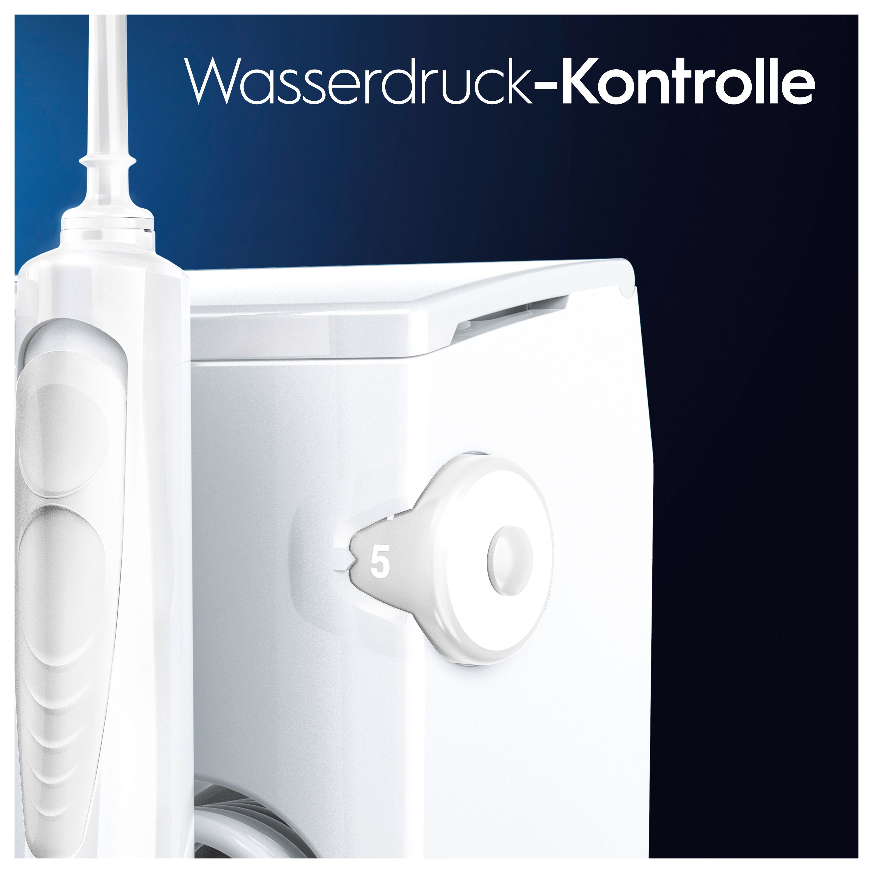 Nahaufnahme einer weißen Munddusche. Einstellrad mit der Zahl 5. Aufschrift: Wasserdruck-Kontrolle.