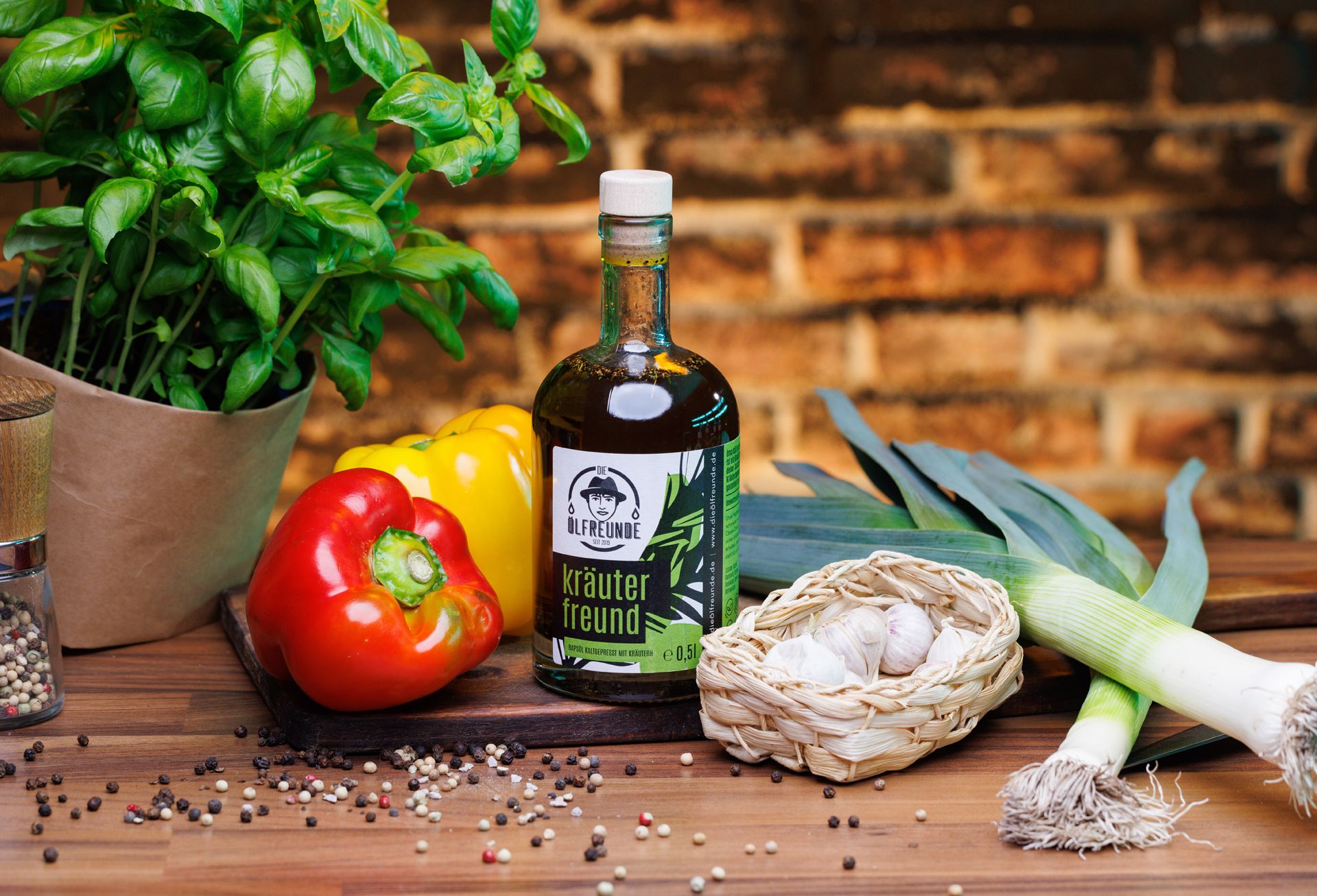 Glasflasche Kräuterfreund mit Gemüse. Rote und gelbe Paprika, Lauch, Knoblauch, Basilikum. Logo: Die Ölfreunde.