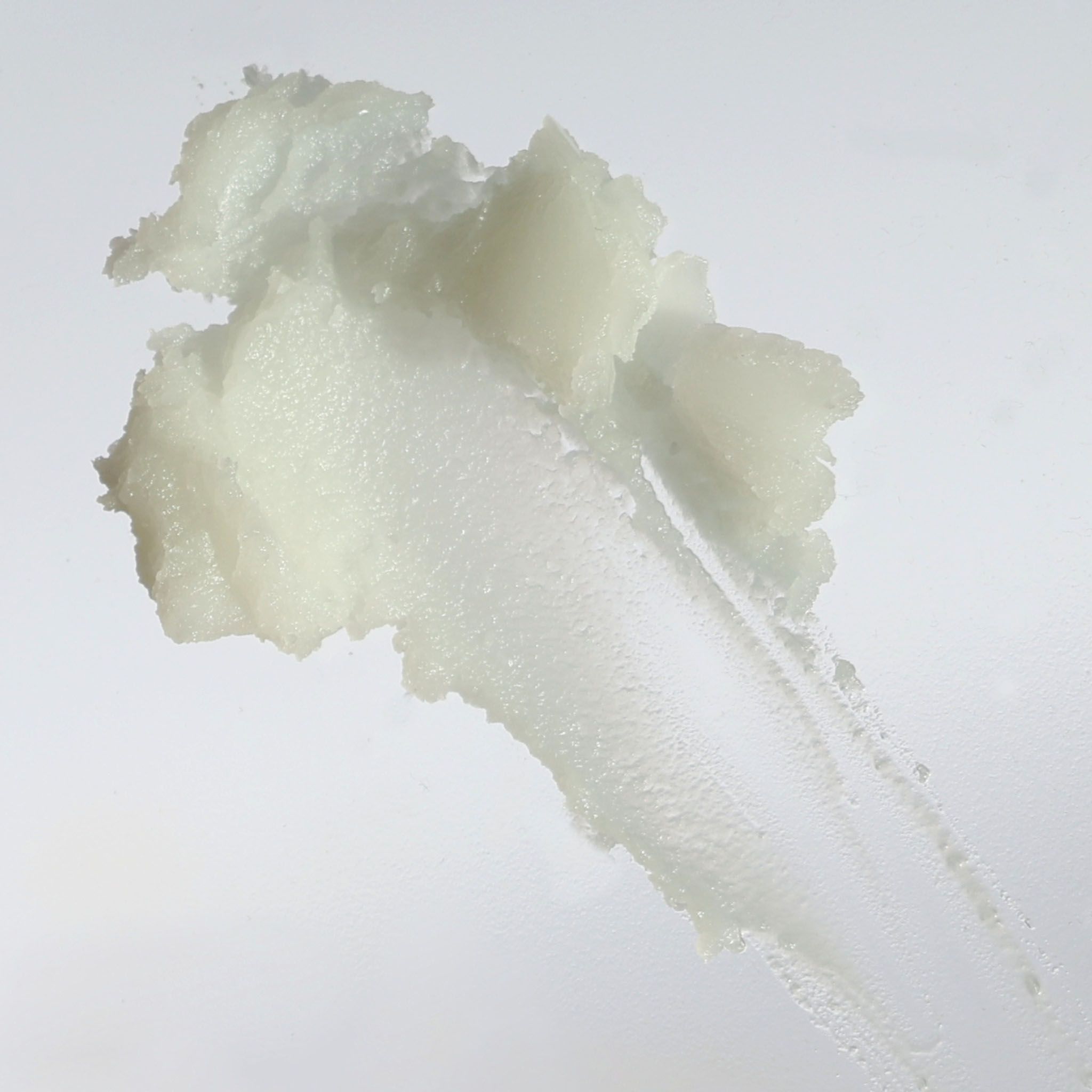 Ein Tiegel mit Centella Reinigungsbalsam, geöffnet und mit einer Probe.