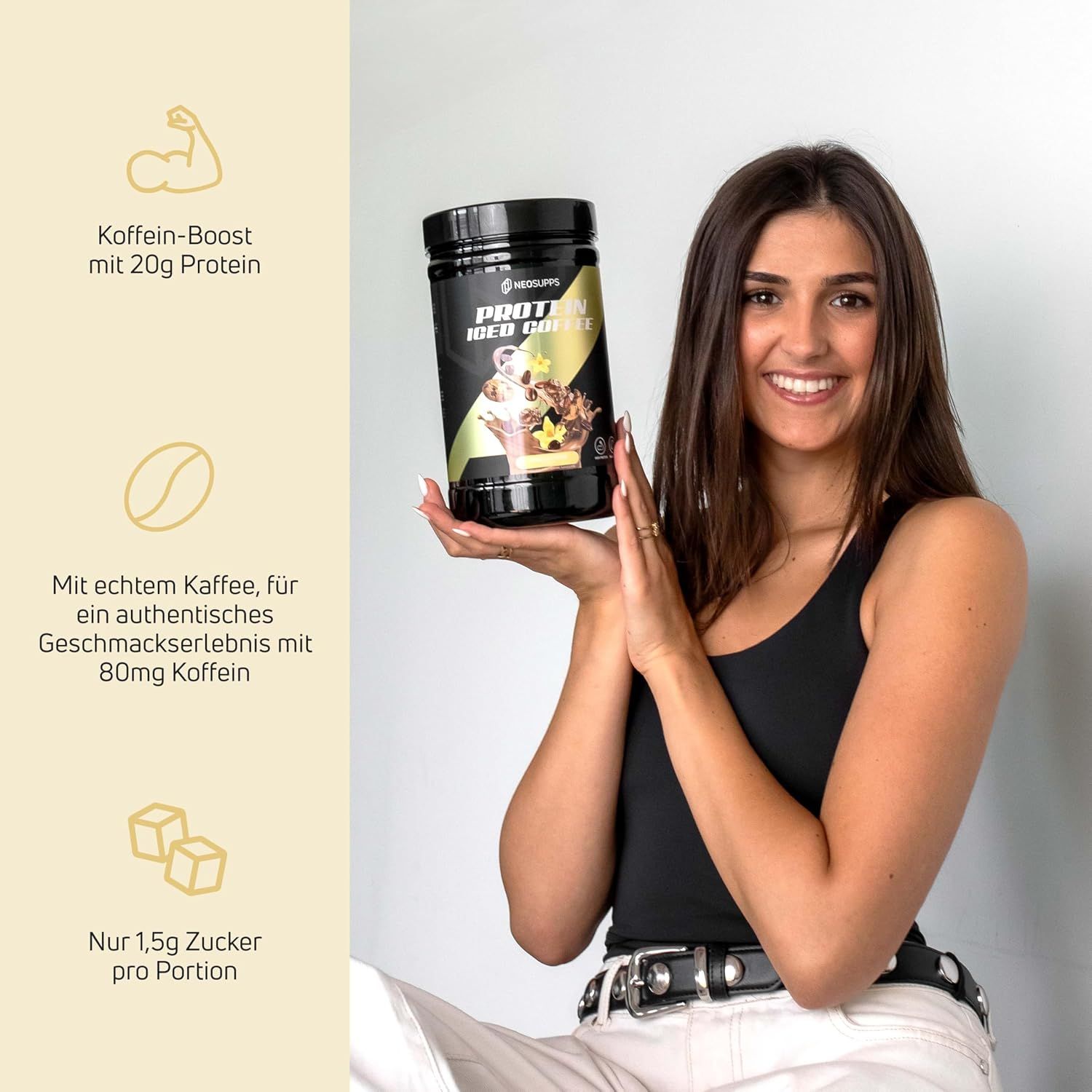 Frau hält Dose Protein Iced Coffee. Text: Koffein-Boost, 20g Protein, echter Kaffee, 1,5g Zucker.