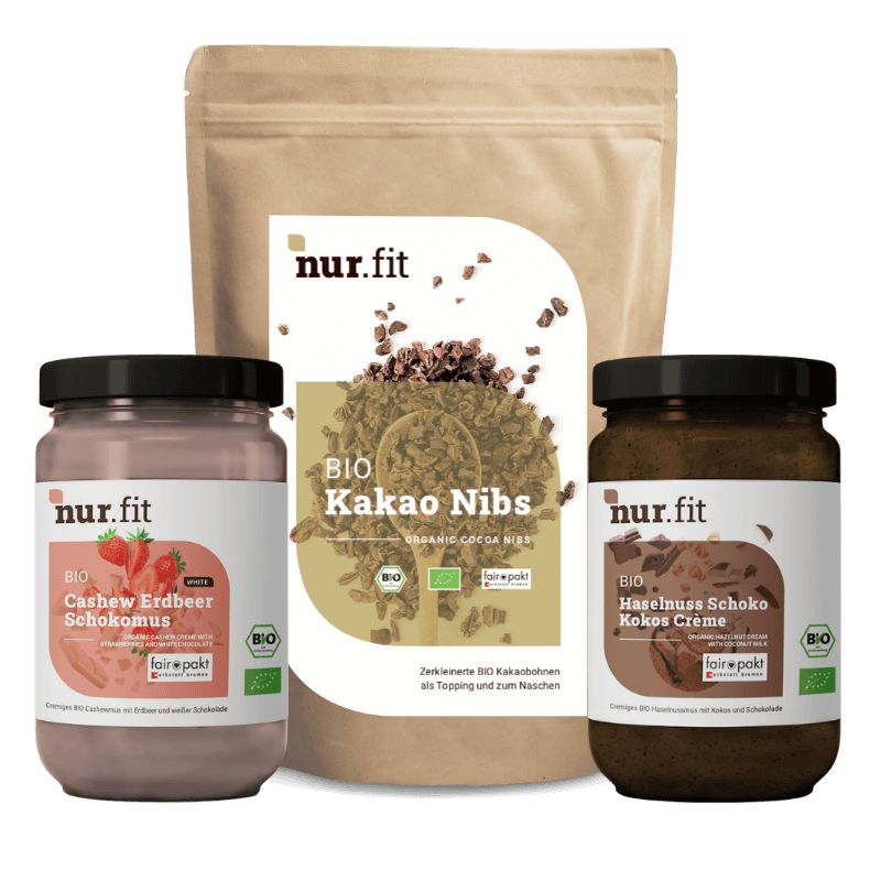 Drei Produkte von nur.fit: Cashew Erdbeer Schokomus, Kakaonibs und Haselnuss Schoko Kokos Creme. Bio-Zertifizierung.