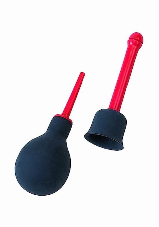 Zwei Teile einer Rectal Syringe. Schwarze Birne mit rotem Applikator. Zweiter Applikator mit schwarzem Aufsatz.