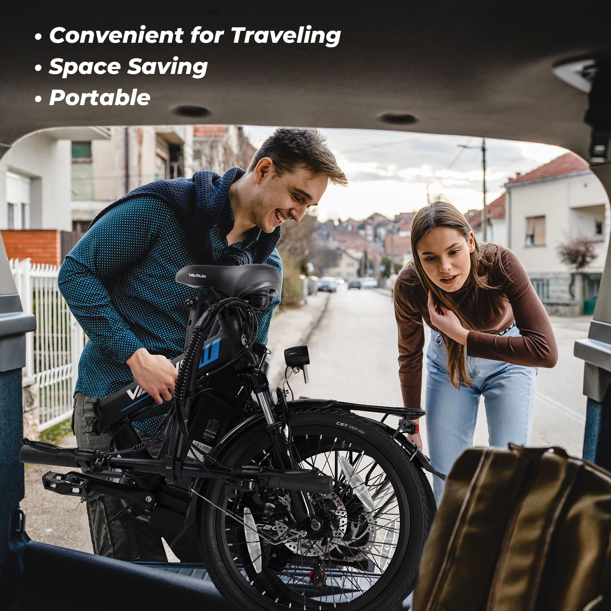 Zwei Personen verladen ein zusammengeklapptes E-Bike in ein Auto. Text: Convenient for Traveling, Space Saving, Portable.