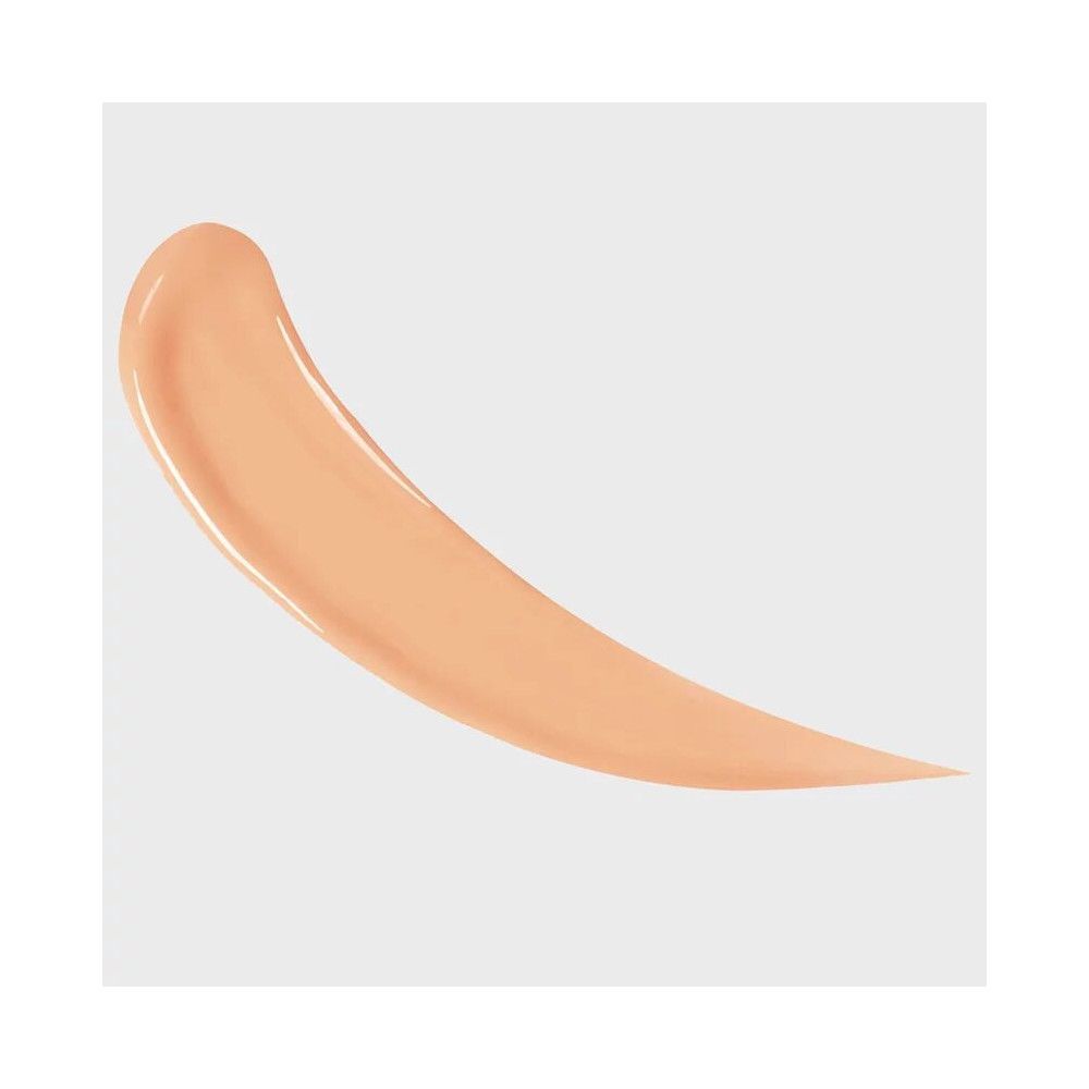 Heller Concealer-Strich auf hellem Hintergrund. Farbton.