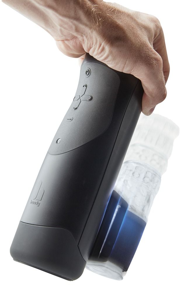 Schwarzes Gerät in einer Hand gehalten, mit einem transparenten Zubehörteil. Das Gerät hat ein Bedienfeld.