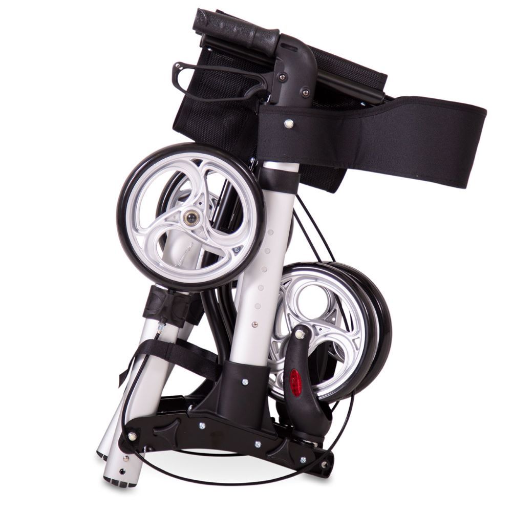 Gefalteter Rollator. Silberfarbenes Gestell, schwarze Sitzfläche und Tasche. Drei Räder.