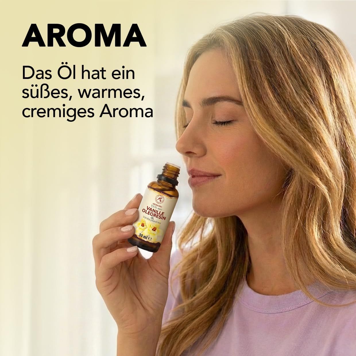 Frau riecht an Vanille Oleoresin Öl, 30 ml, in Braunglasflasche.