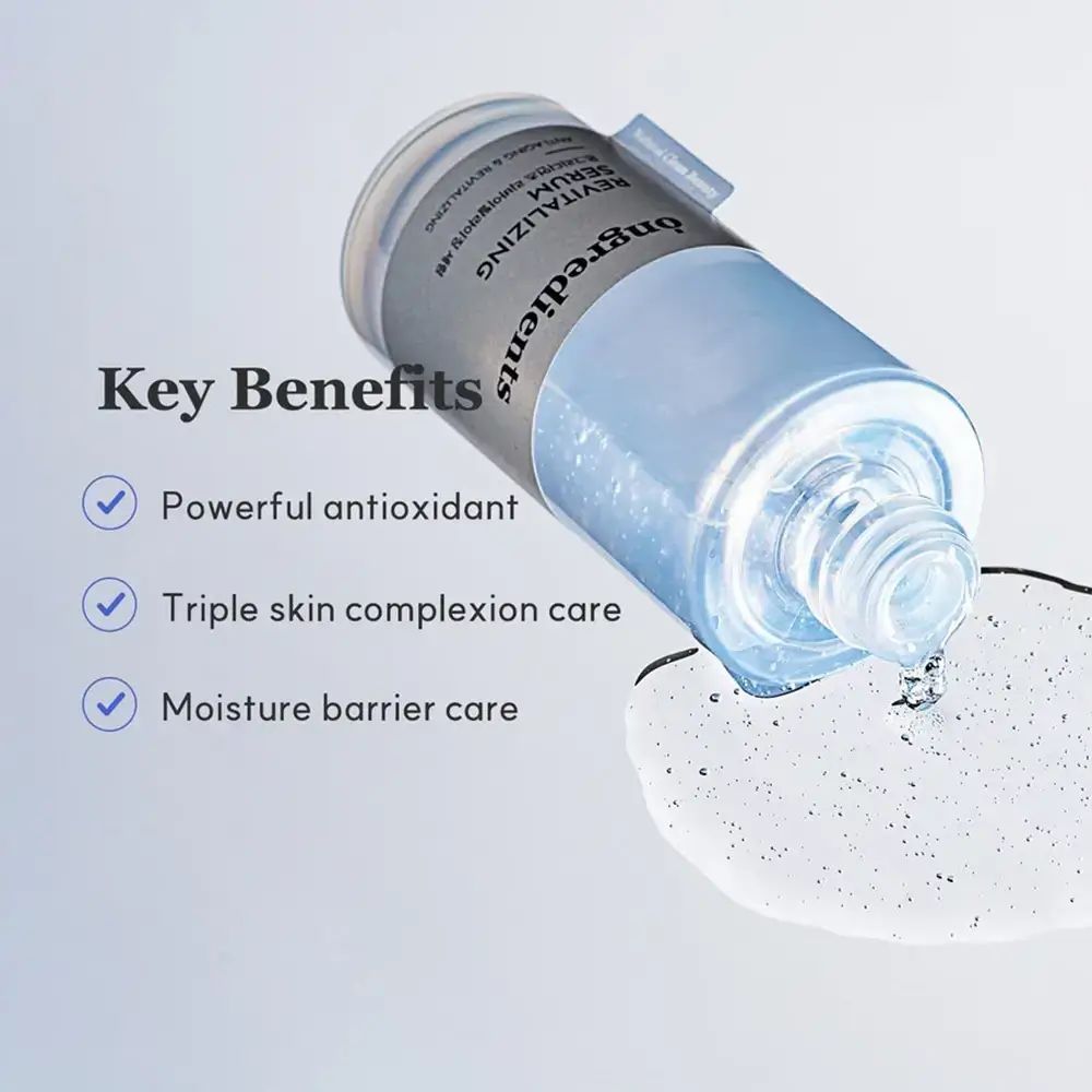 ONGREDIENTS Revitalizing Serum. Flasche liegt, Serum fließt heraus. Text: Key Benefits, Powerful antioxidant, etc.
