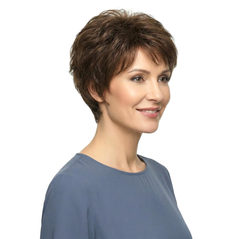 Kurzhaarperücke, braun, mit Pony, auf einer Frau. Seitliche Ansicht, die Frau trägt ein blaues Oberteil.