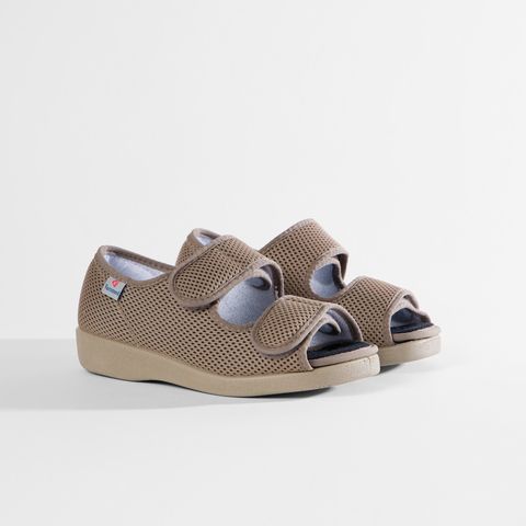 Schwarze orthopädische Schuhe mit Klettverschluss und atmungsaktivem Mesh-Obermaterial.