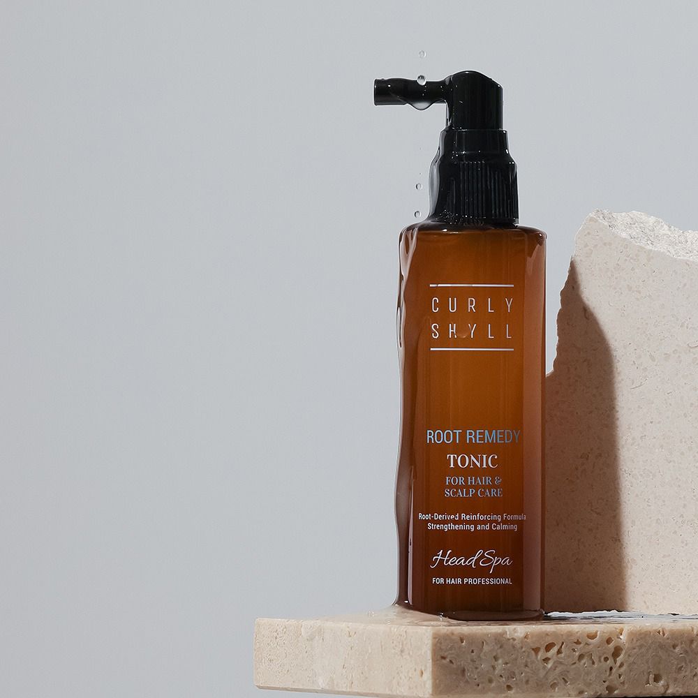 Braune Flasche mit Pumpspender: ROOT REMEDY TONIC für Haar- und Kopfhautpflege.