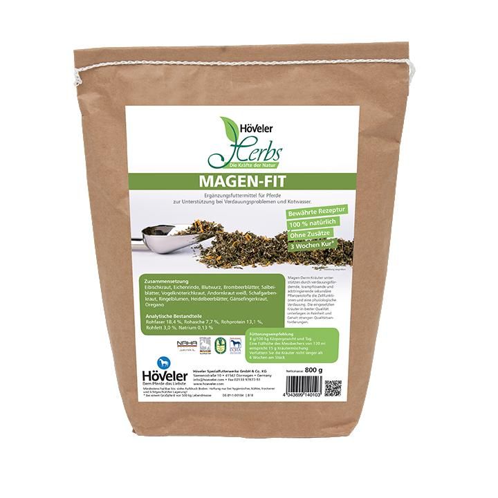 Brauner Papiersack mit Etikett. "Höveler Herbs Magen-Fit" mit Kräutern. Text: "Ergänzungsfuttermittel für Pferde".
